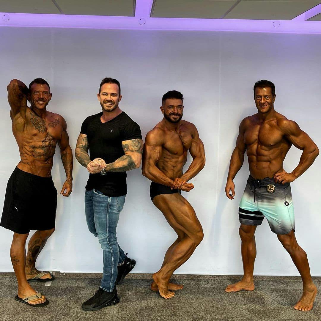 Kit naib with thyroid belly at men's physique competition